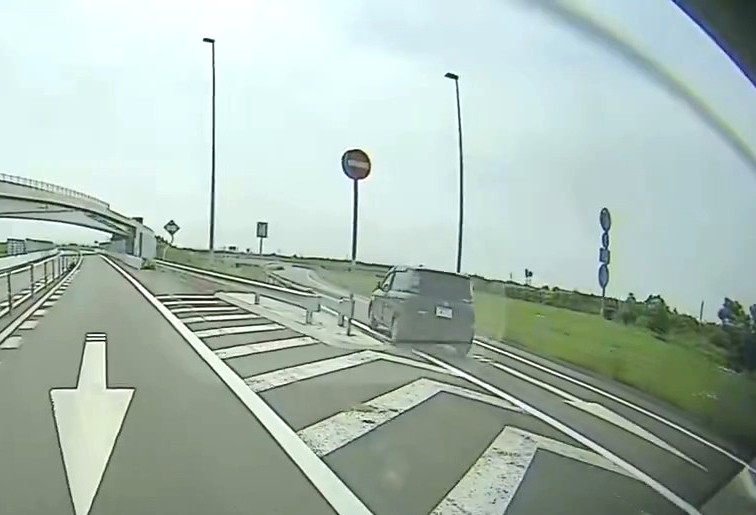 高齢男性は合流車線を逆走していった(撮影:視聴者)