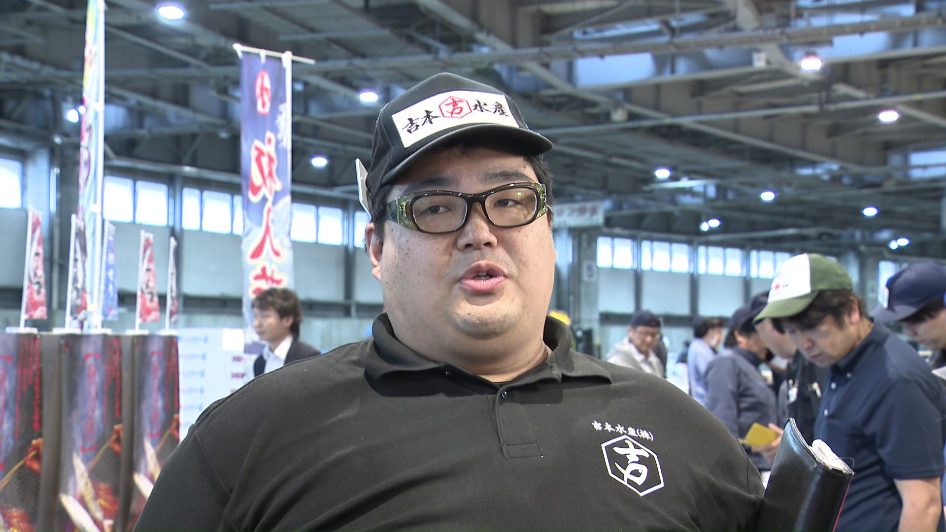 サンマを落札した吉本水産の東城哲也さん