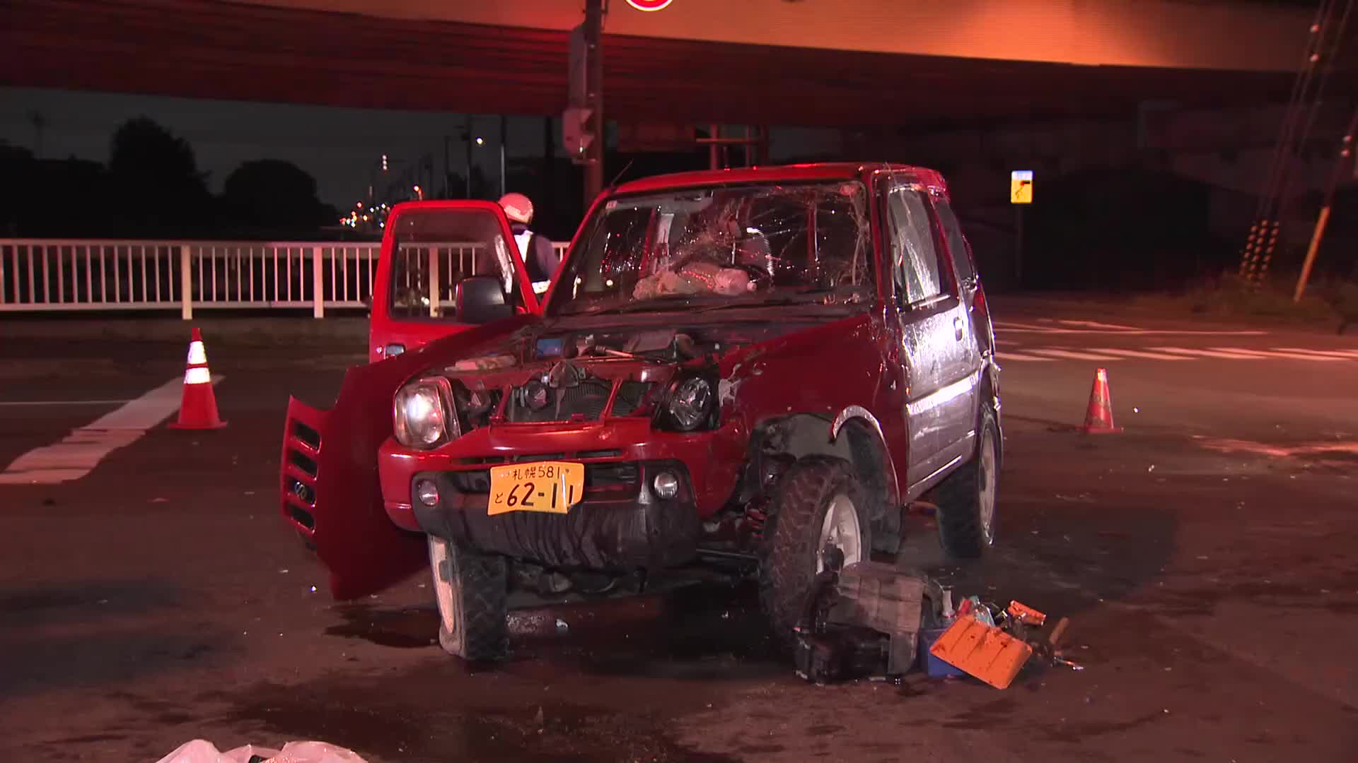深夜の交差点で…軽自動車と乗用車が