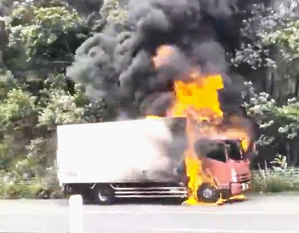 日高自動車道で炎上するトラック（撮影：視聴者）