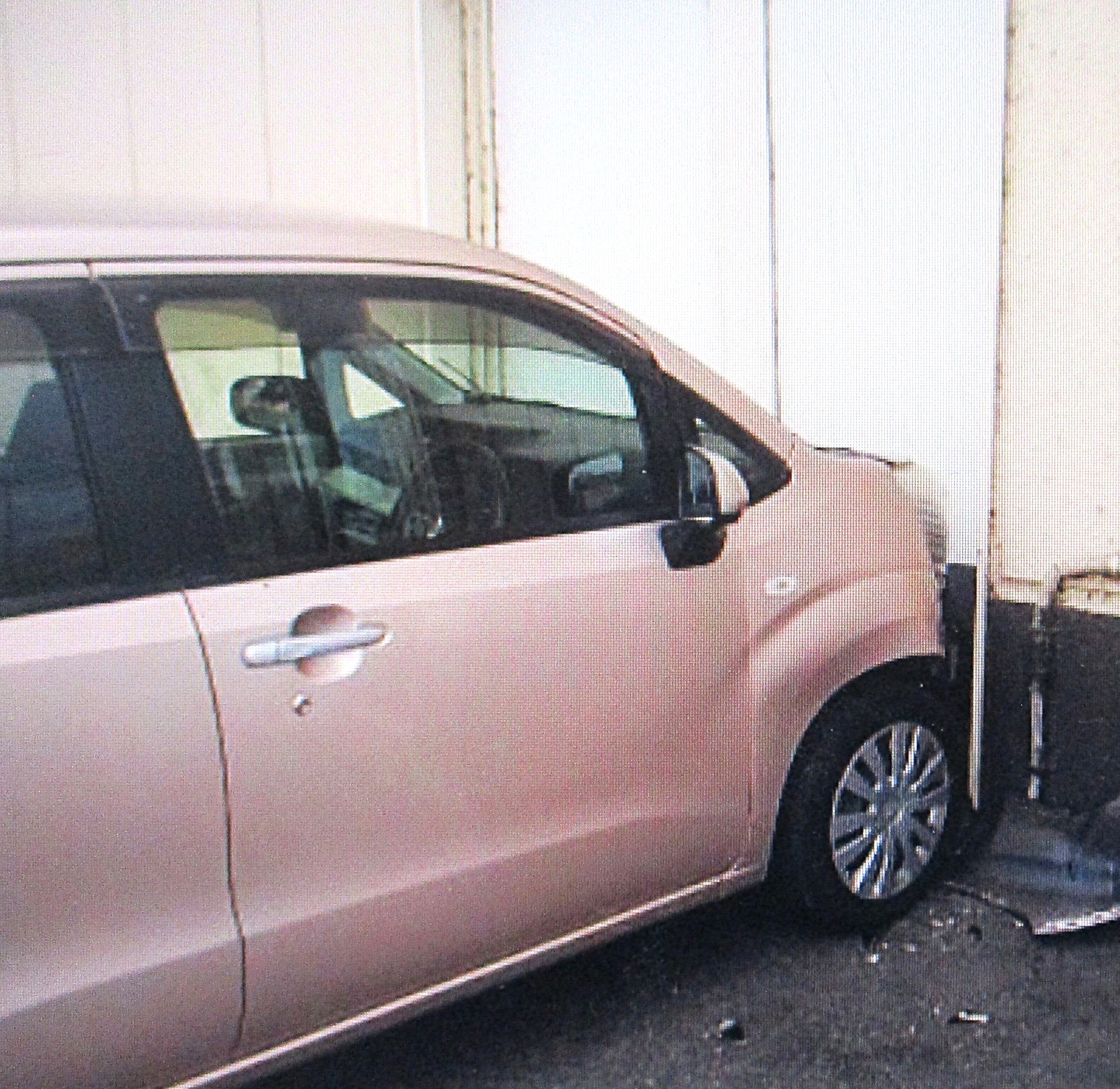 外壁に衝突した軽乗用車(提供:道警)