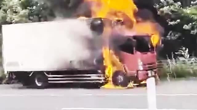 炎上する郵便トラック(撮影:視聴者)