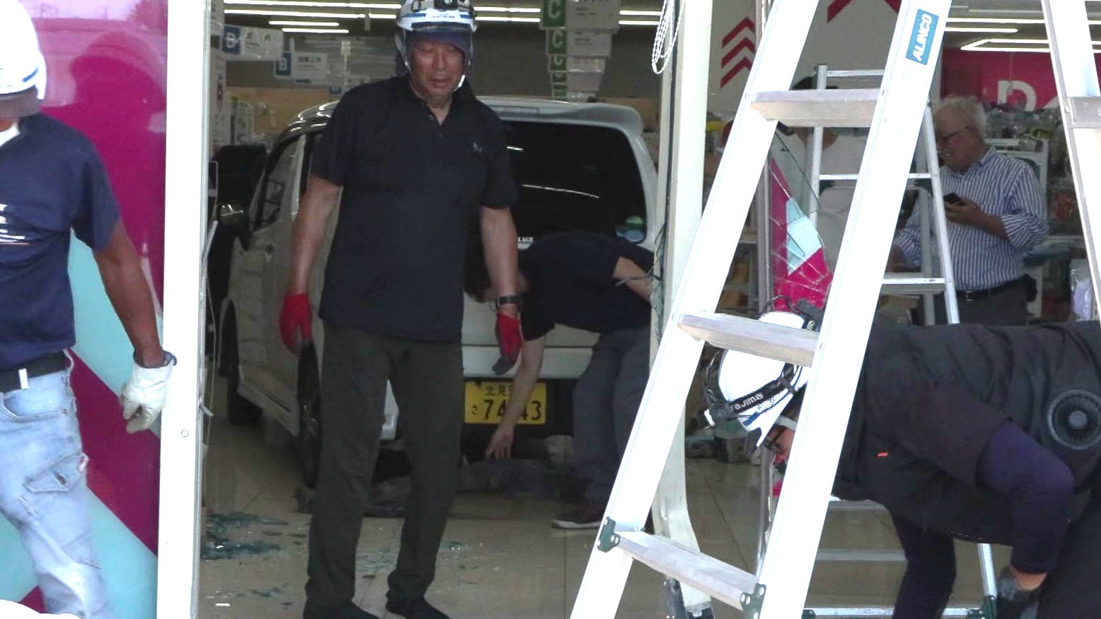 100円ショップの店内に突っ込んだ軽自動車