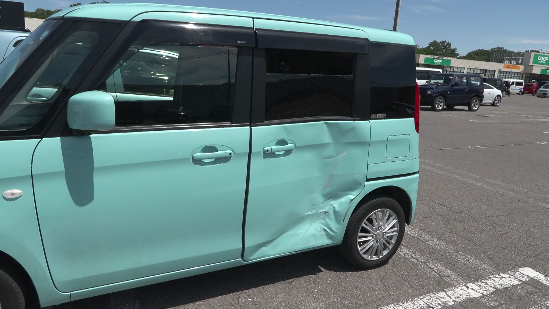 長尾容疑者の運転する軽自動車に接触され、へこんだ車両