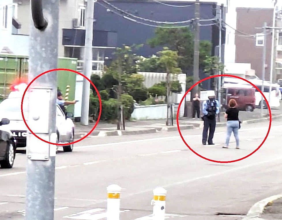 『刃物を下ろせ！』警察官が拳銃を構えて警告＿路上で刃物を持った不審人物を取り押さえる＿住宅街が緊迫＿ケガ人なし＜北海道恵庭市＞