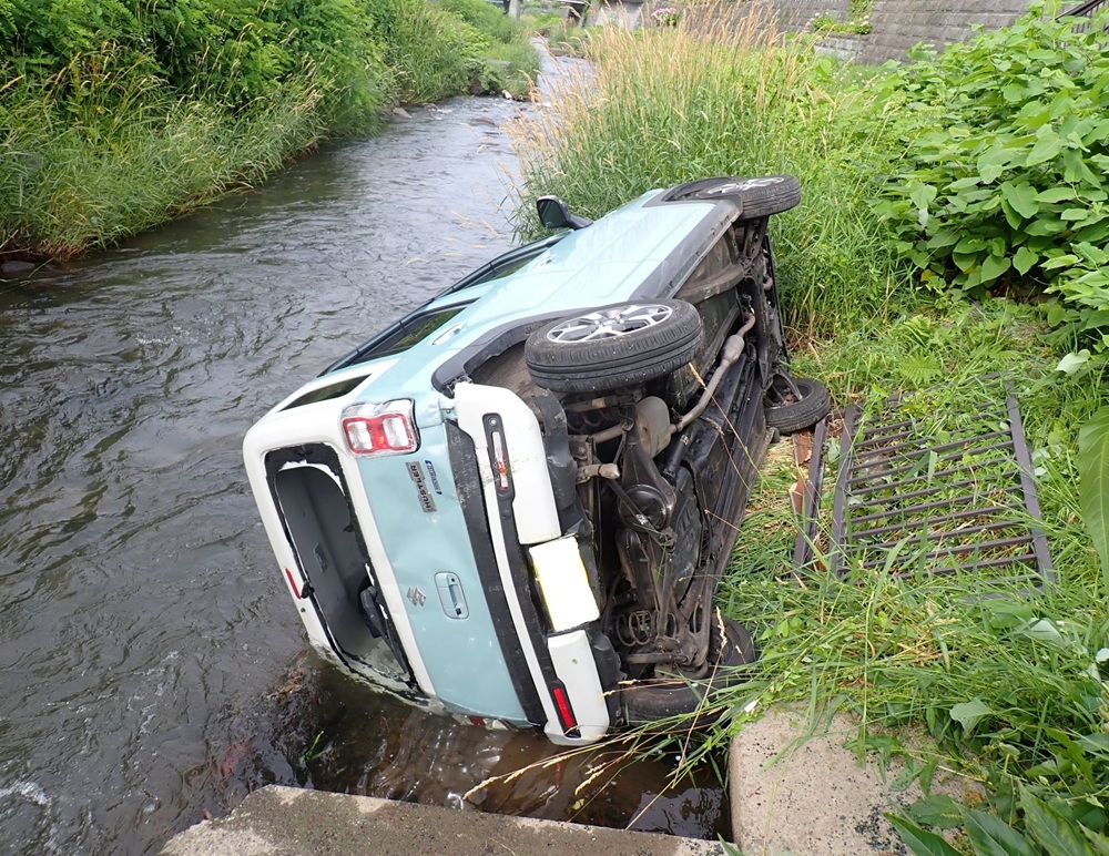 2メートル以上の高さから落ちた軽自動車(提供:道警)