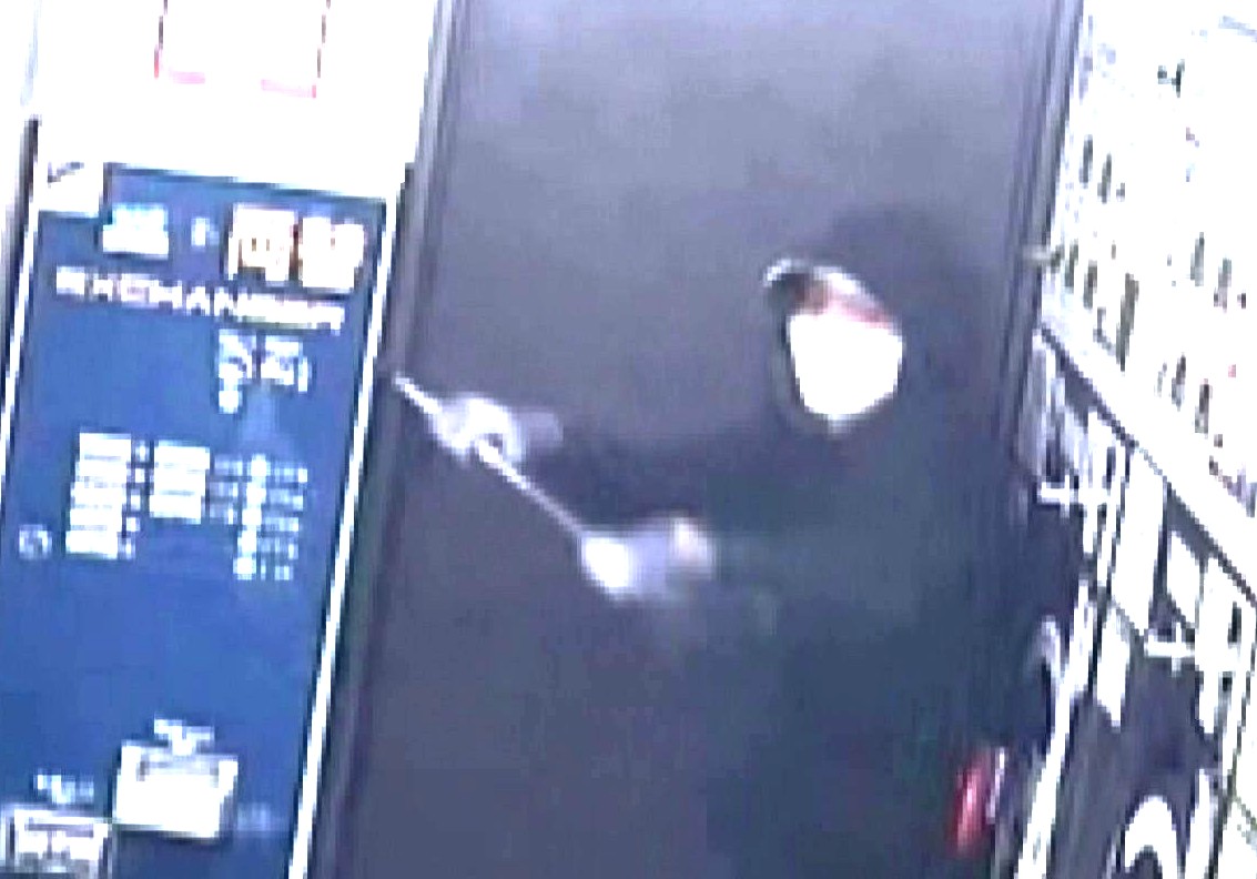 力任せにバールで両替機を破壊する八原将大容疑者