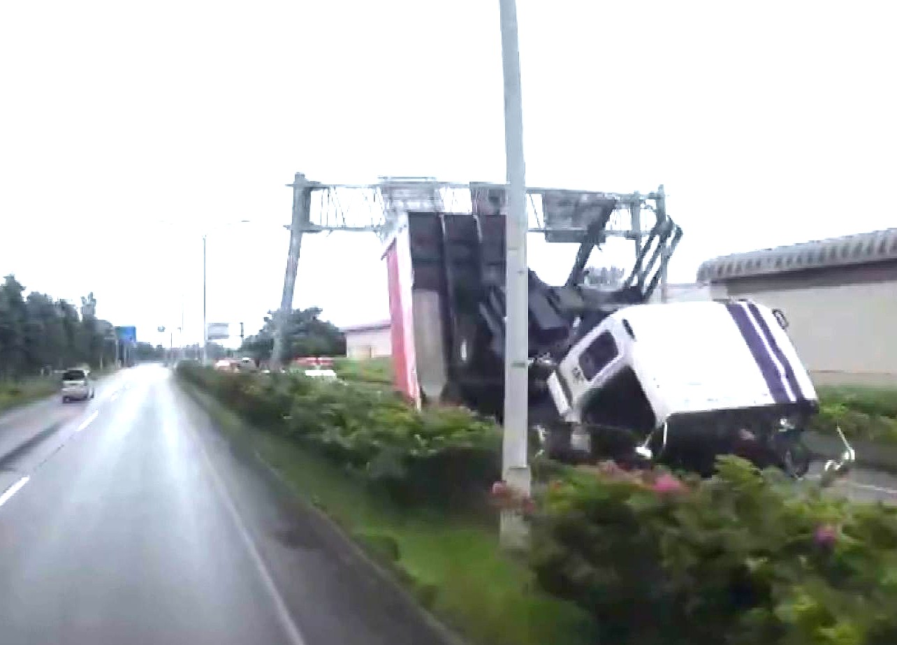 ダンプカーが荷台を上げ停止（提供：masakatsu_trip）