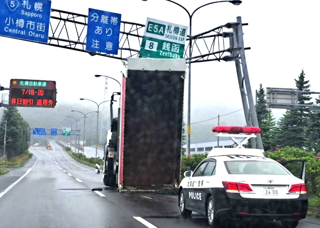 荷台部分が標識に接触（撮影：視聴者）