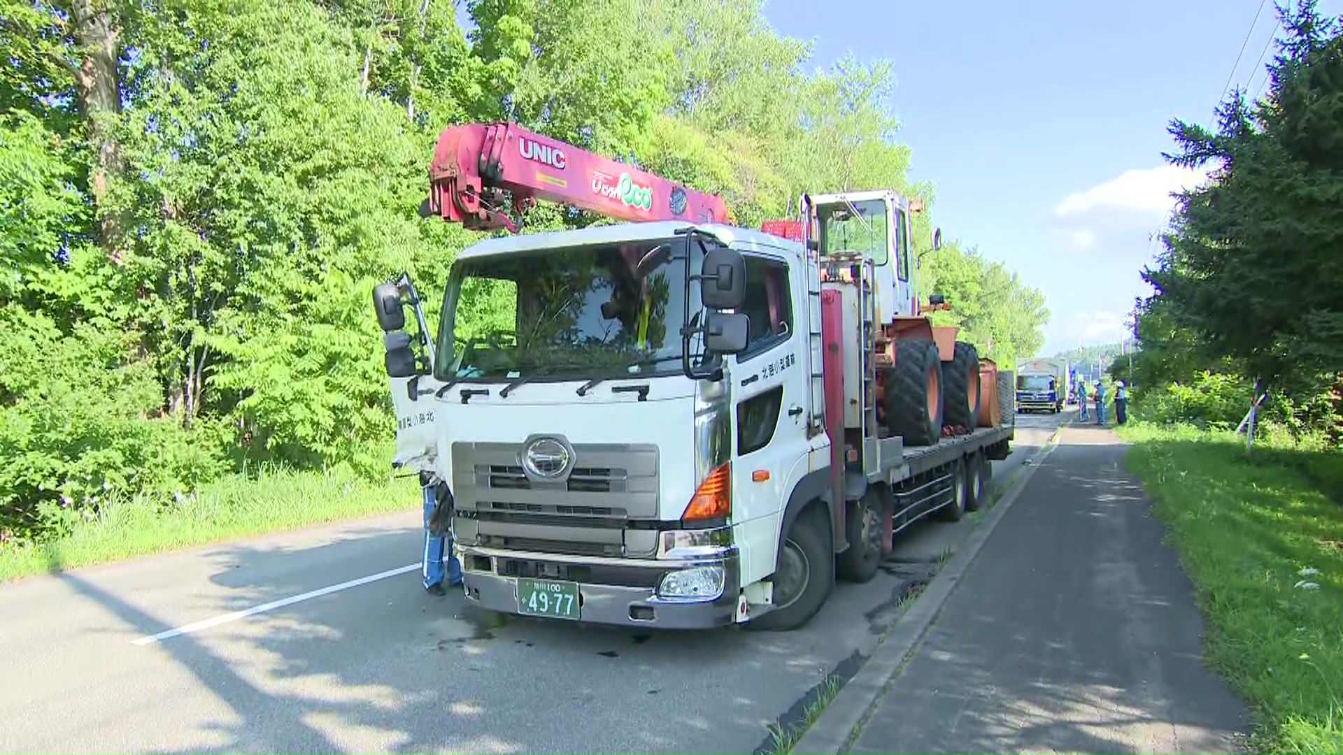 事故に遭ったトラックと国道