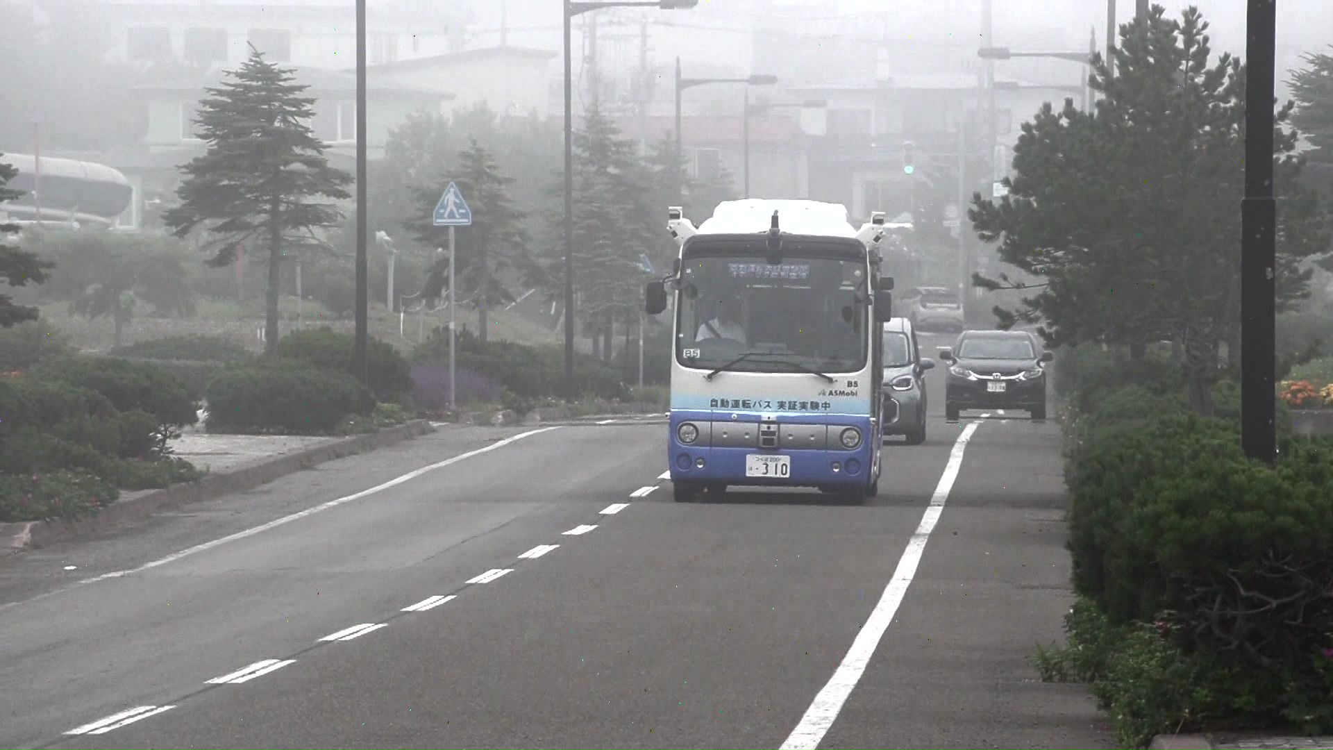 公道で実証実験を行う自動運転バス
