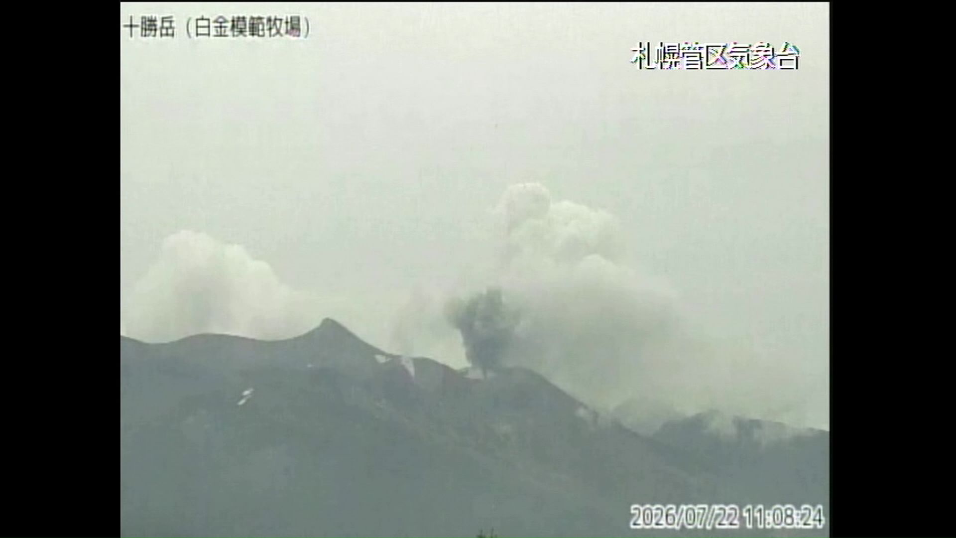噴火から約1分後の火口付近をとらえたカメラ映像