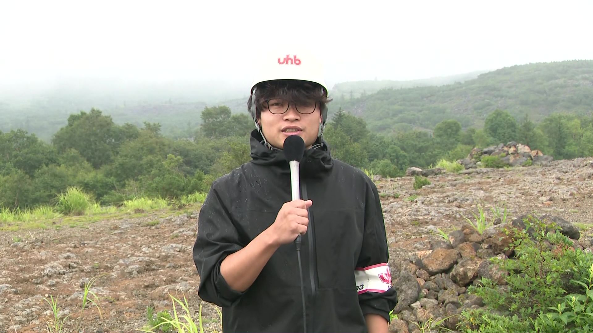 雲がかかっており火口付近の様子は確認できない