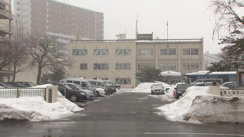 女を逮捕した北海道警白石署(札幌市)