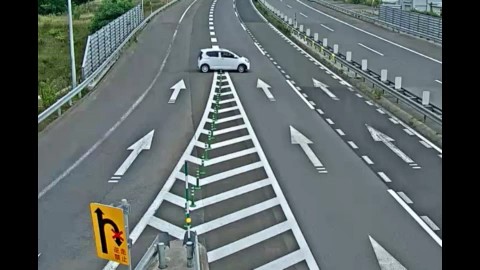 逆走する車(提供 NEXCO東日本北海道支社)2024年8月