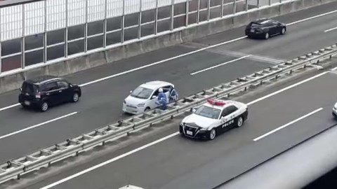 逆走した高齢ドライバーは警察によって確保された（撮影 視聴者）2024年8月