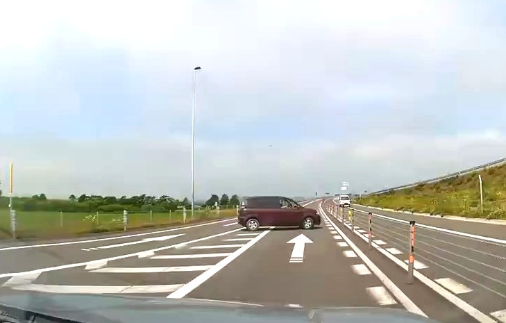 道東道を逆走しようとする高齢ドライバーの車(撮影:視聴者)2026年7月