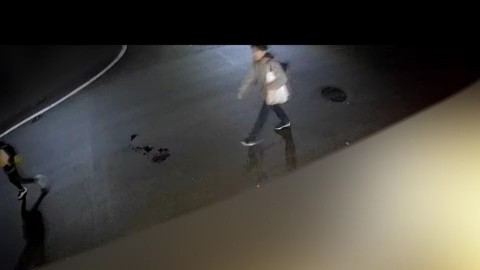 防犯カメラに映る被害者の男子大学生 先を歩くのは八木原亜麻被告 (提供:視聴者)