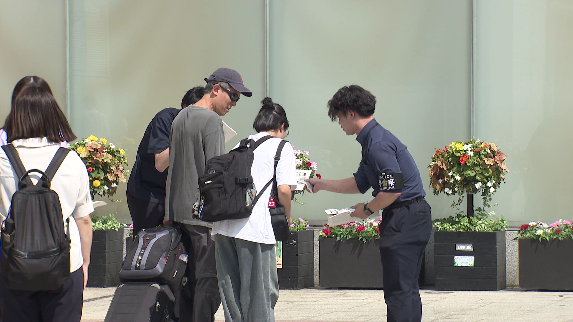 JR札幌駅前で情報提供を呼びかける警察