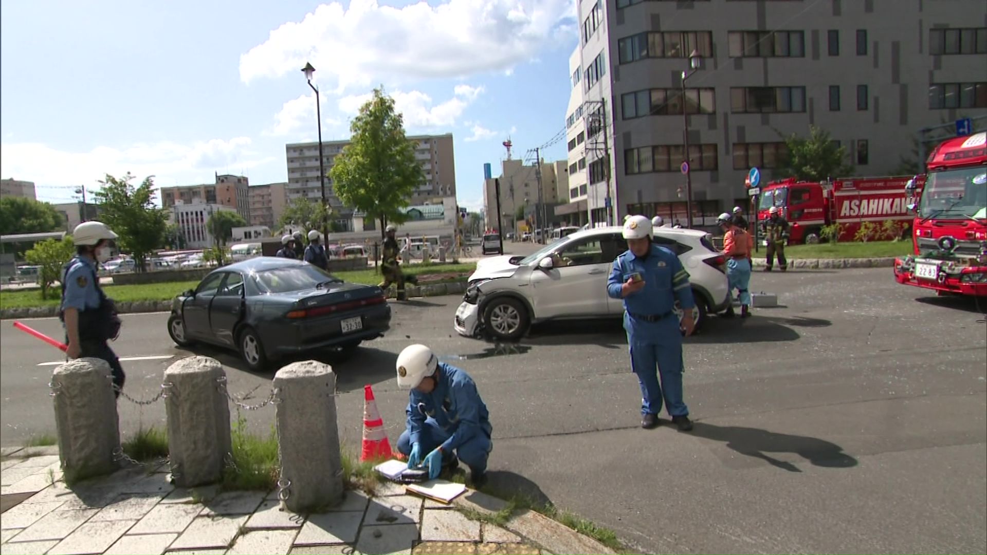 旭川市5条通9丁目の交差点で乗用車同士が衝突