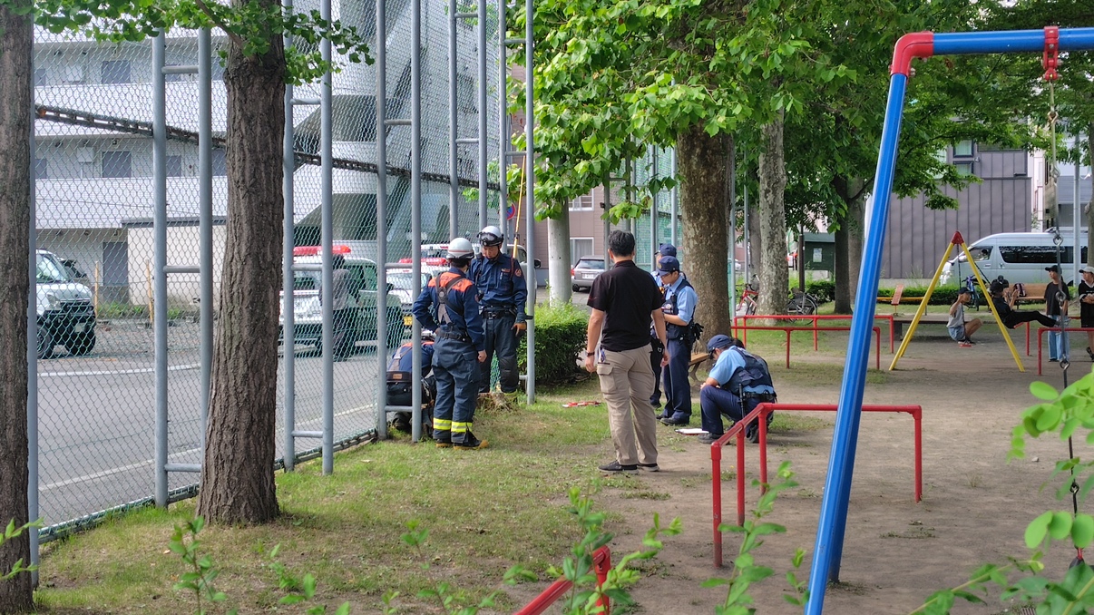 【不審火】『木の根っこが燃えている』夏休み中の公園で火の気のない木の切り株から出火…付近住民がバケツの水で消し止める－ケガ人なし<北海道札幌市白石区>
