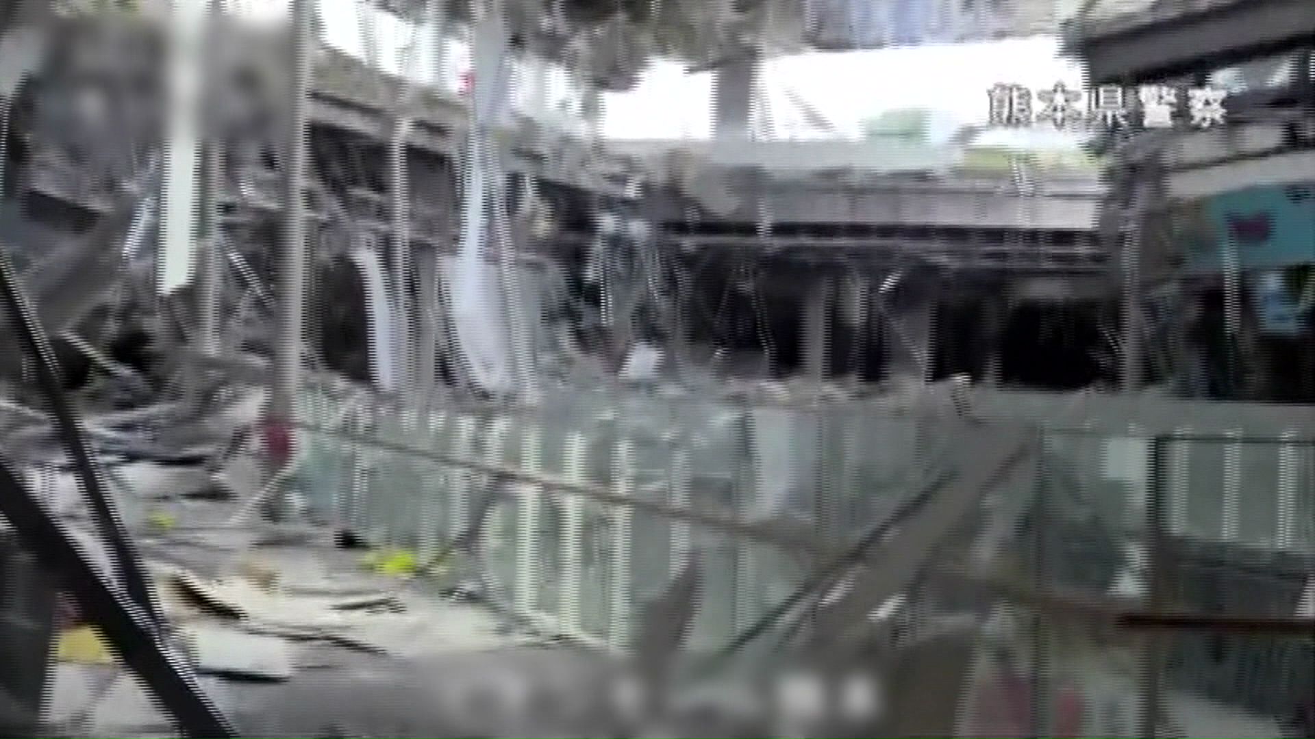 爆発でがれきが散乱した「イオンモール熊本」の内部映像(提供:警察庁)
