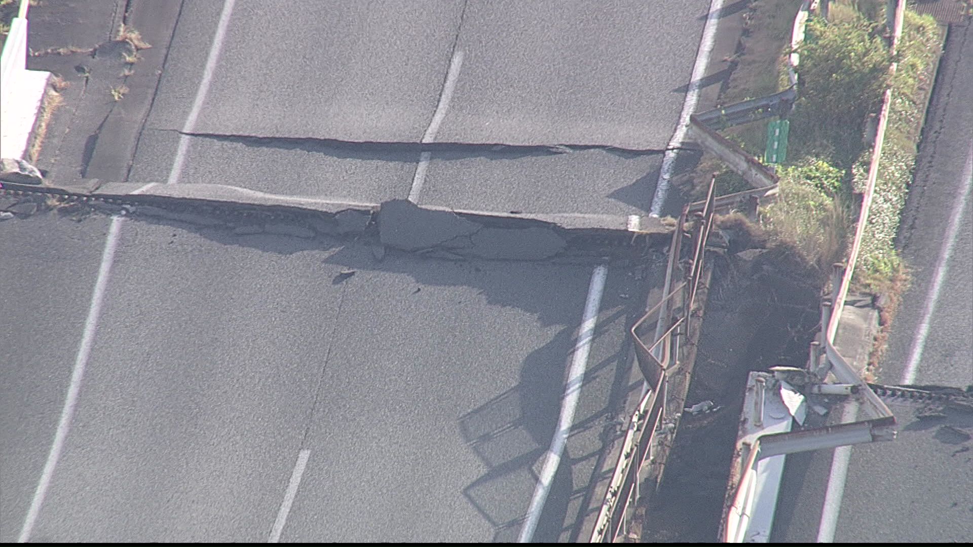 地震が発生した熊本県では高速道路にひびが…