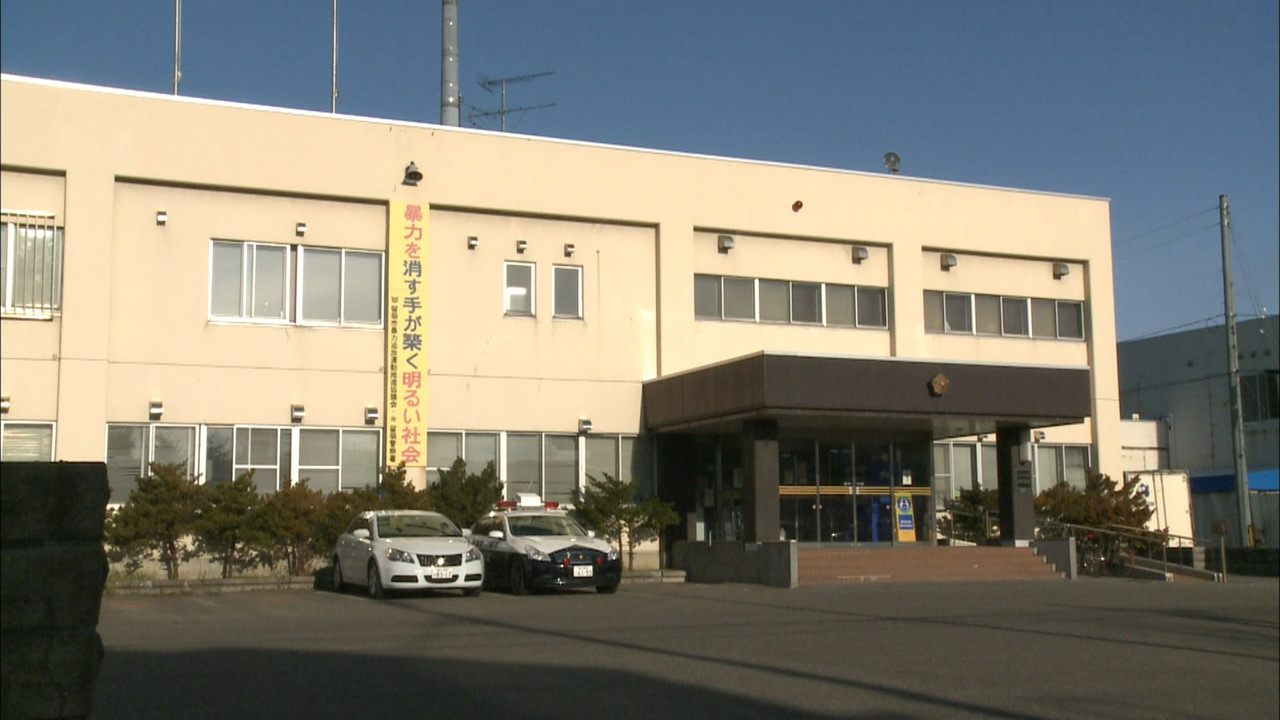 窃盗容疑で男を調べている北海道警留萌署