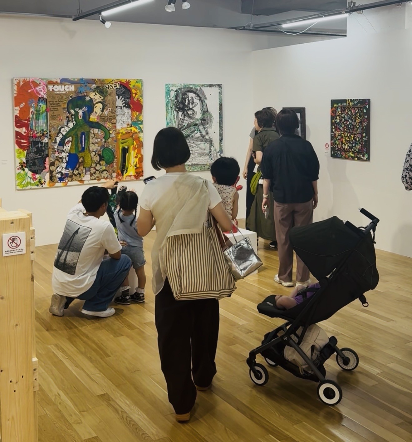 タッチできる作品を楽しむ子供
