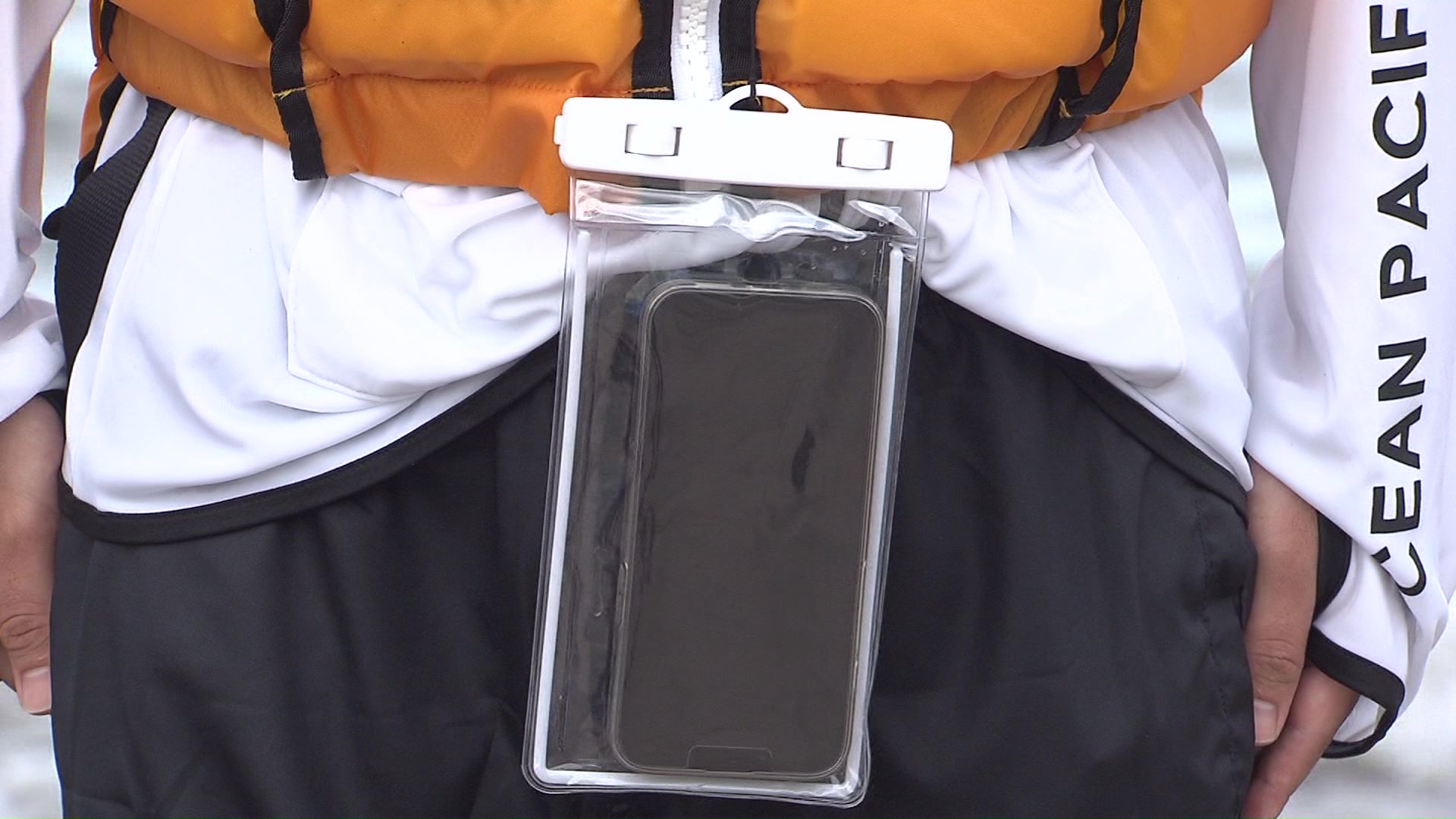 スマートフォンを防水ケースに入れていると位置情報を発信できる