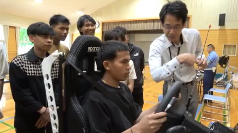 運転シミュレーターで日本の交通事情を学ぶ