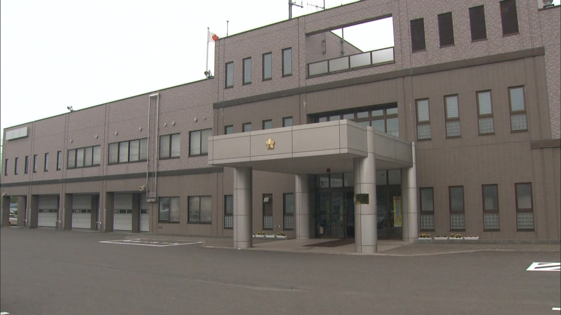 事故の状況を調べている北海道警中標津署