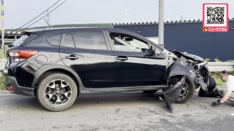 衝突した乗用車