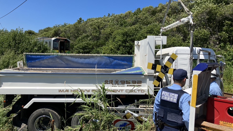 列車と衝突したトラックは事故の衝撃で路外に逸脱して停車した〈北海道 斜里町 8月5日11時30分ごろ〉