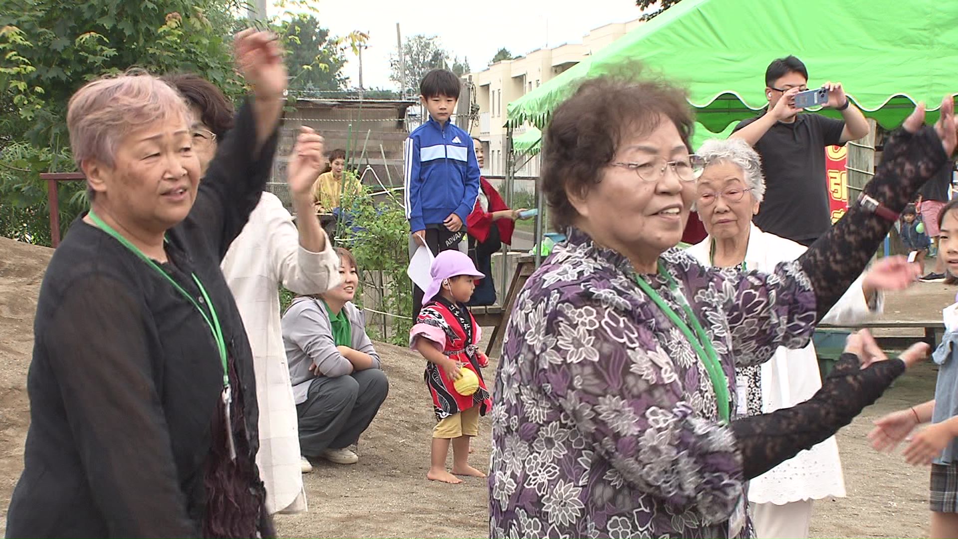 夏祭りを子どもたちと楽しむ高齢者