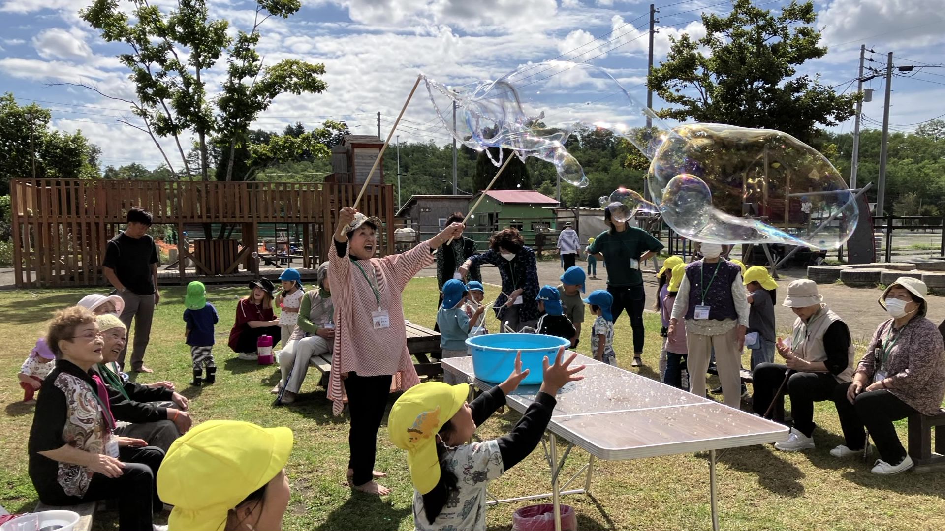 子どもたちと高齢者がシャボン玉を作ることも（提供：はやきた子ども園）