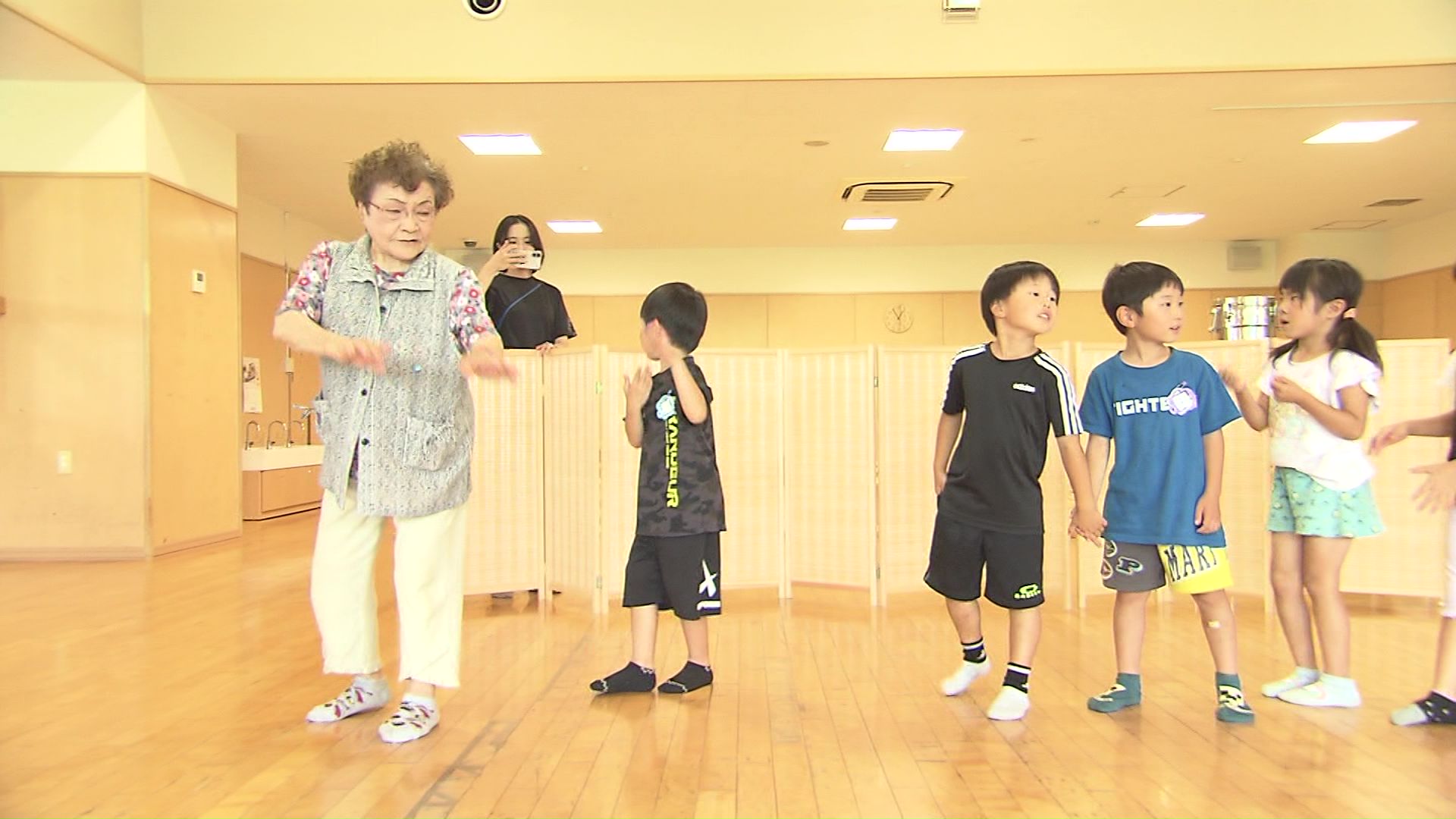 夏祭りに向けて盆踊りを練習する子どもたちと高齢者