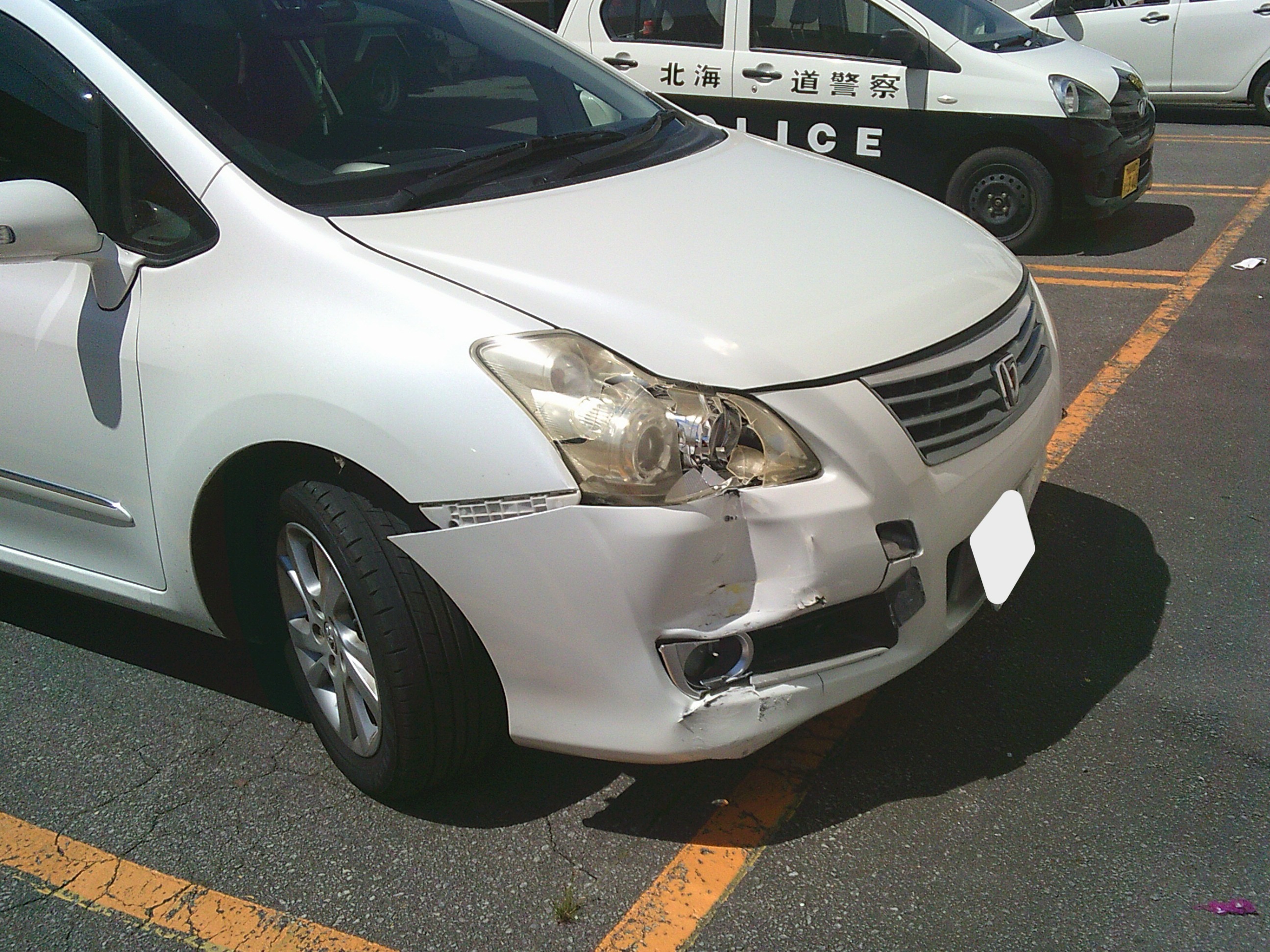 突っ込んだ車（提供：北海道警）