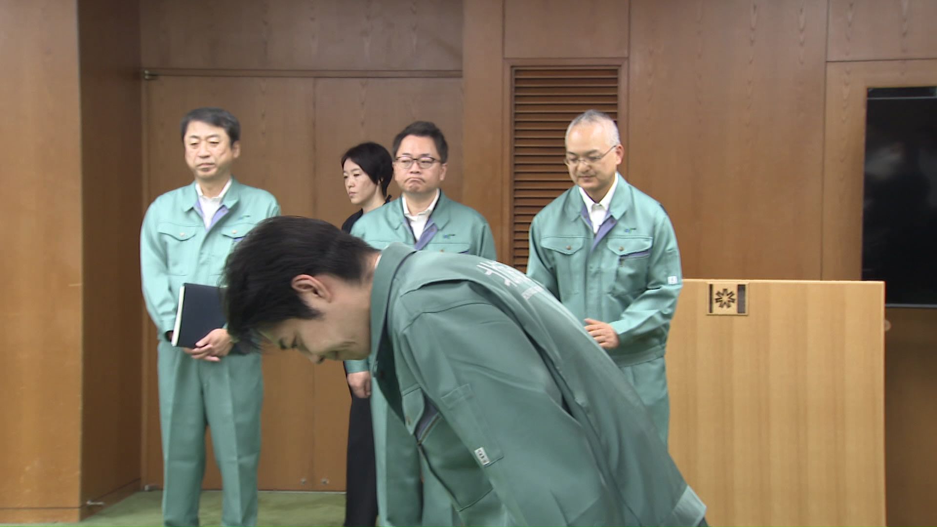 「被災者の皆様に寄り添った対応を」派遣される職員に礼をする鈴木直道 道知事
