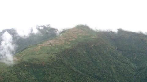 誤噴射する事故があったトムラウシ山（資料）