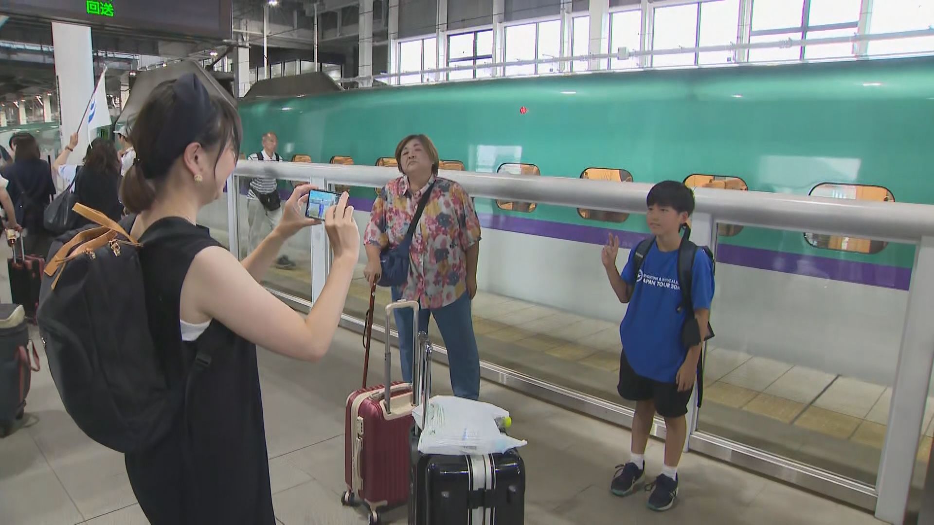 駅のホームで記念写真を撮る人の姿も(8月8日 JR新函館北斗駅)