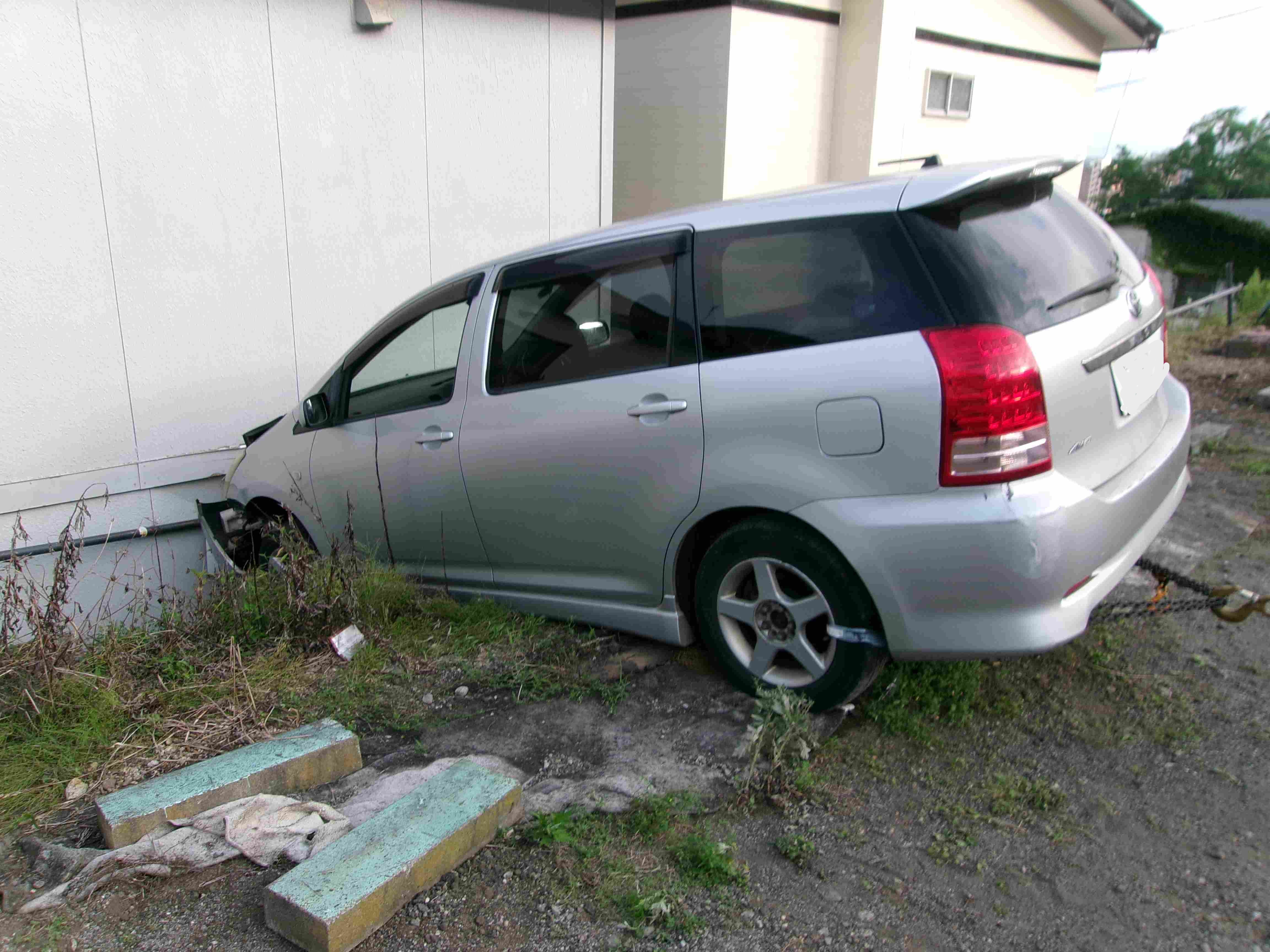 住宅の外壁に突っ込んだ車(提供:北海道警)