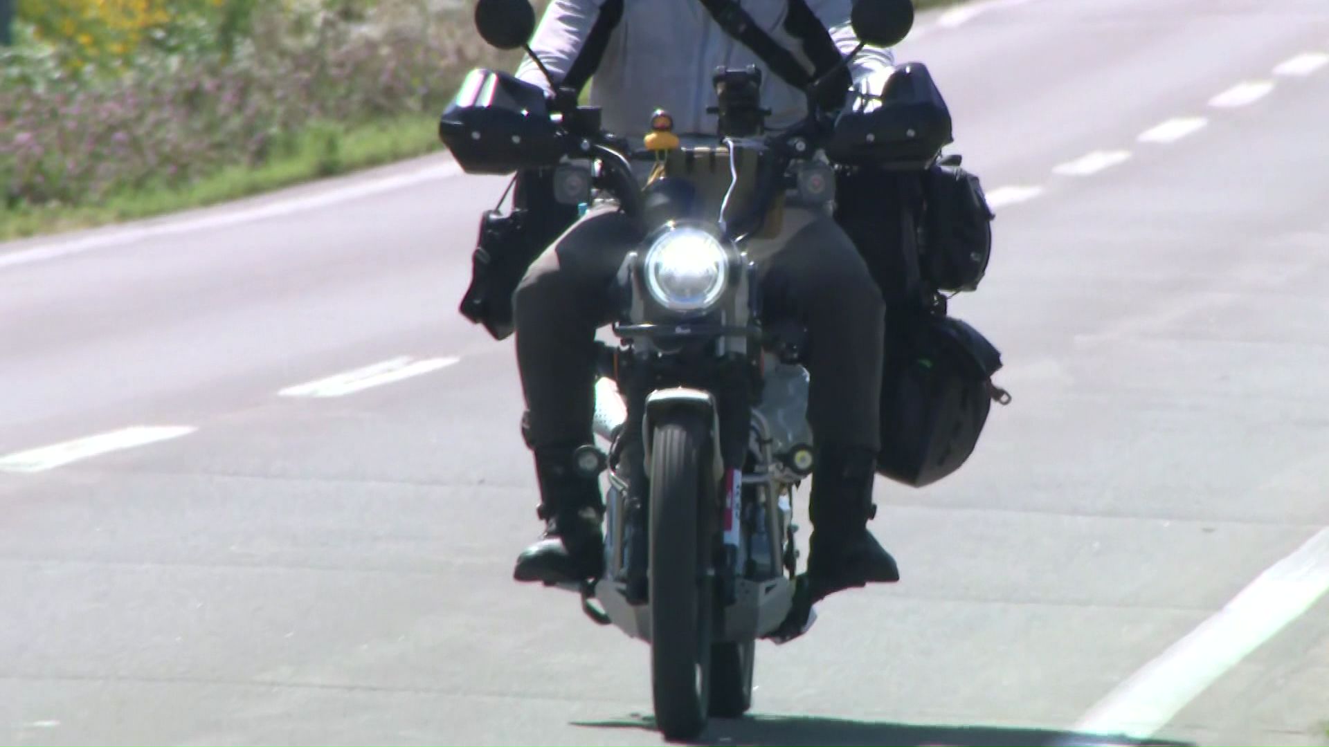”覆面パト追跡”でバイク転倒→50代男性重傷…パトカー追い越し『スピード違反の疑い』赤色灯つけた後まもなく転倒「追跡は適正」警察が原因調査中〈北海道鷹栖町〉