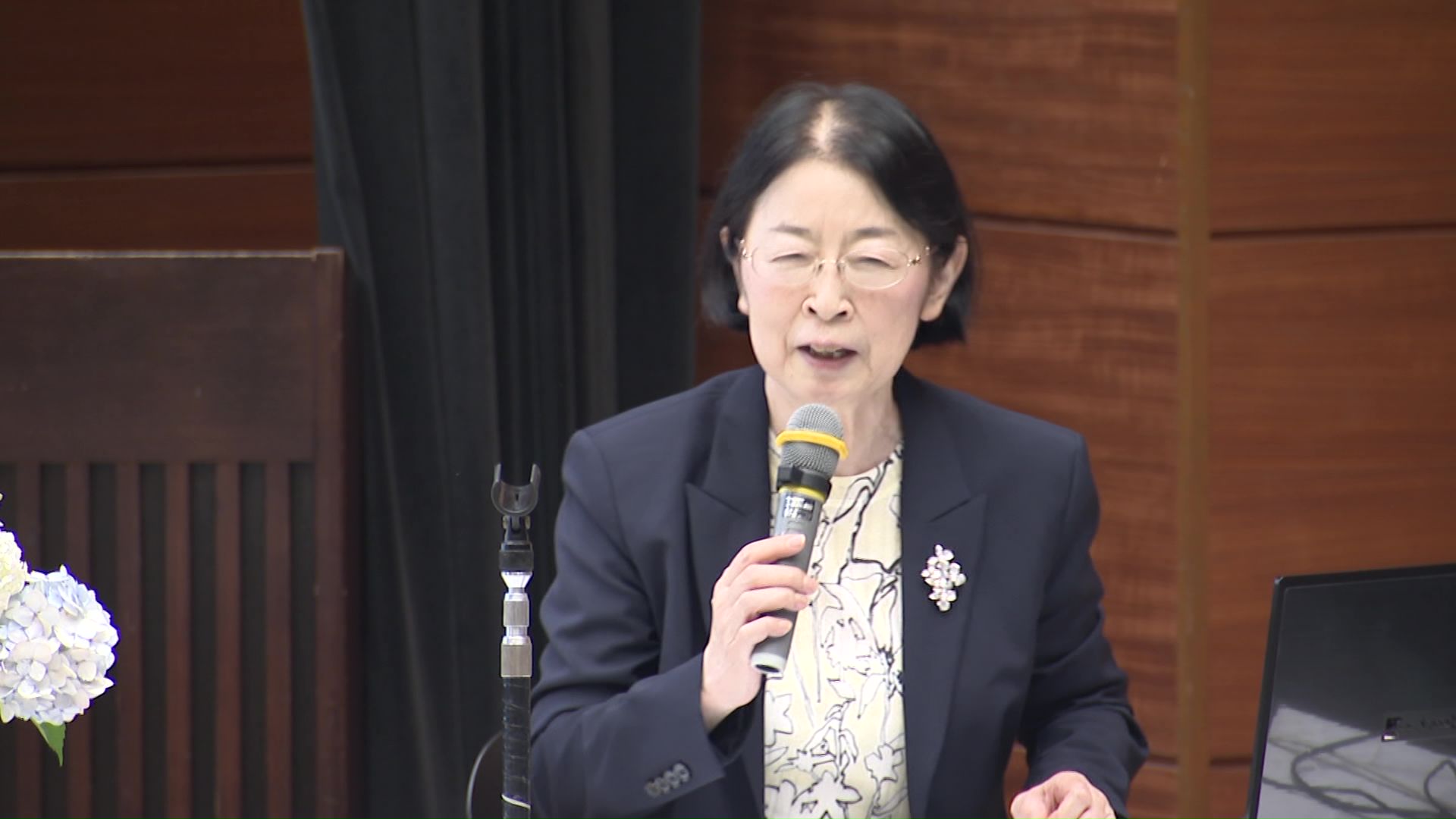 無罪判決を受けた時の体験談を講演する村木厚子さん