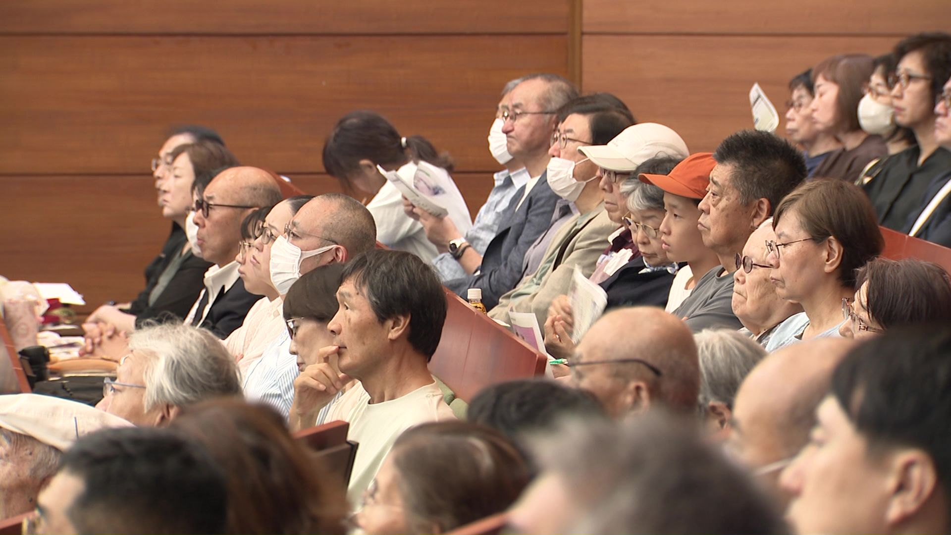 講演を聴く市民