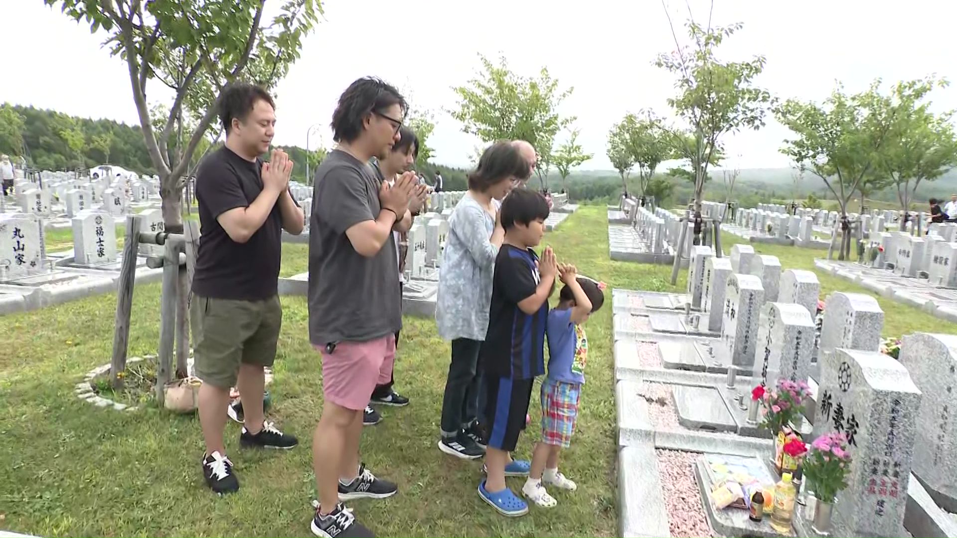 朝から家族連れが訪れる真駒内滝野霊園（札幌市南区）
