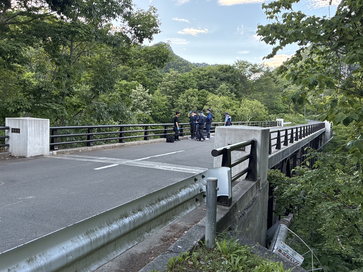 遺体が見つかった現場で捜査を続ける警察(札幌市南区 定山渓 8月15日午後5時45分ごろ)