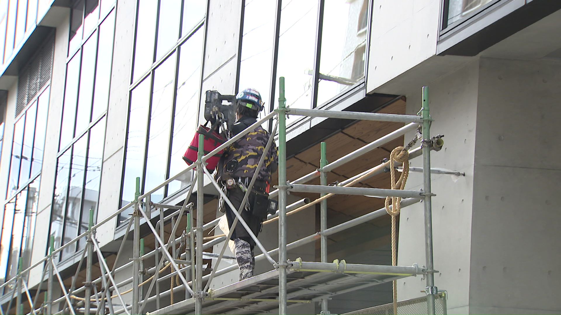 完成したばかりの建物に足場が…