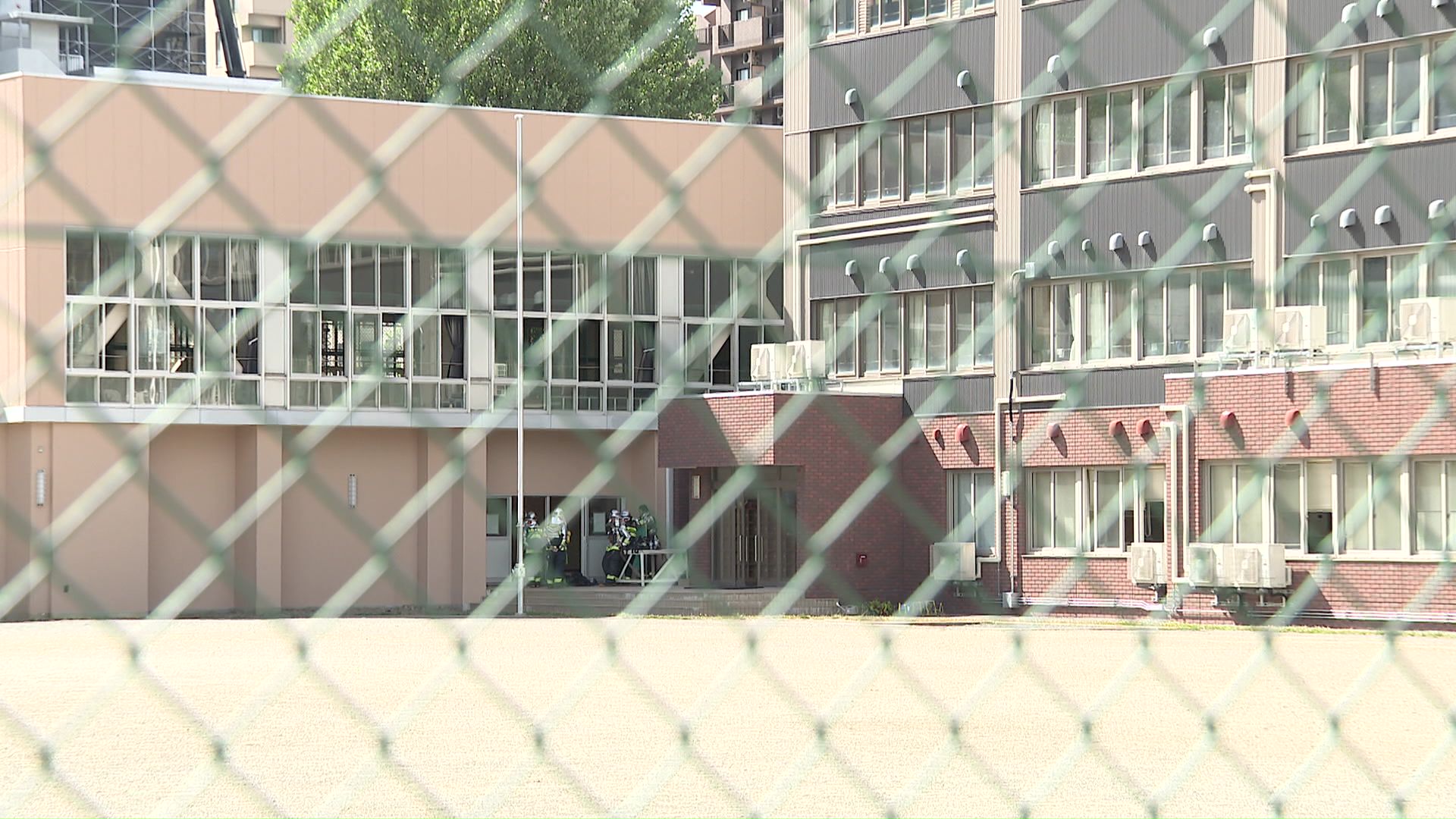 現場近くの北九条小学校では一時、ガス臭が