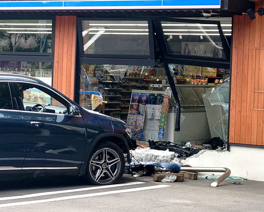 衝突防止用の鉄柵は根元から折れ曲がってしまった